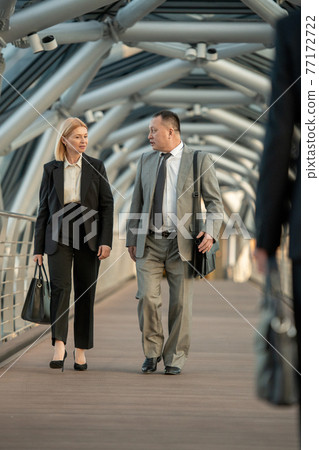 A man and a woman discussing contract terms on the move 77172722