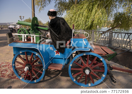 Cossack sits behind a machine gun in a cart (model) in the Left Bank Park in Rostov-on-Don Cossack sits behind a machine gun in a cart (model) in the Left Bank Park in Rostov-on-Don 77172936