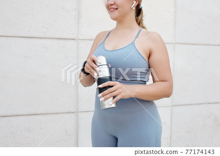 Sportwoman drinking protein shake 77174143