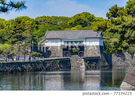 東京皇居外苑江戶城坂下門的城市景觀 東京皇居外苑江戶城坂下門的城市景觀 77174223