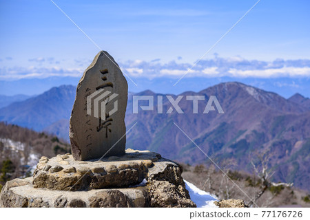 (Yamanashi Prefecture) Misaka Mountains seen from the top of Mitsutoge (Yamanashi Prefecture) Misaka Mountains seen from the top of Mitsutoge 77176726