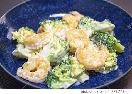 Shrimp and broccoli with mayonnaise Shrimp and broccoli with mayonnaise 77177893