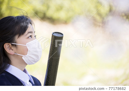 6th grade elementary school graduation image wearing a mask 77178682