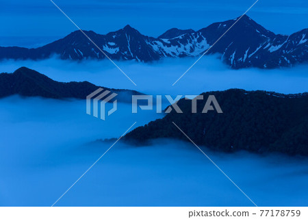 Mount Kamuiekuuchikaushi before dawn 77178759