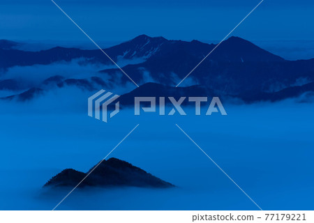 Mount Petegari before dawn 77179221