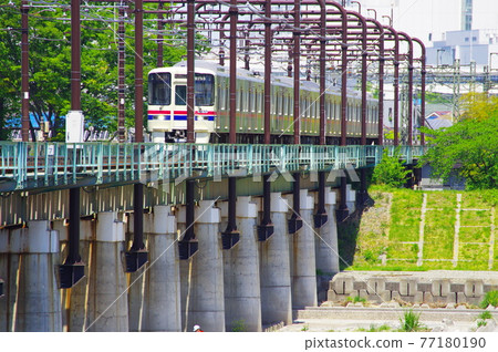 Keio Line passing through the Tamagawa Bridge 77180190
