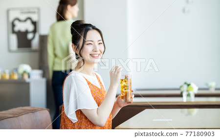 A young woman relaxing in a cafe 77180903