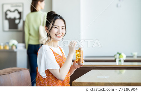 A young woman relaxing in a cafe 77180904