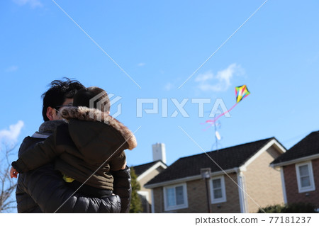 看風箏的父母和孩子 77181237