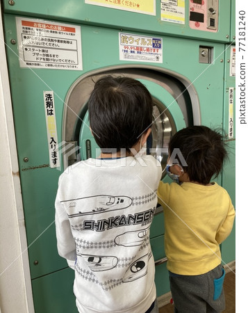 兄弟們鑽進自助洗衣店 77181240