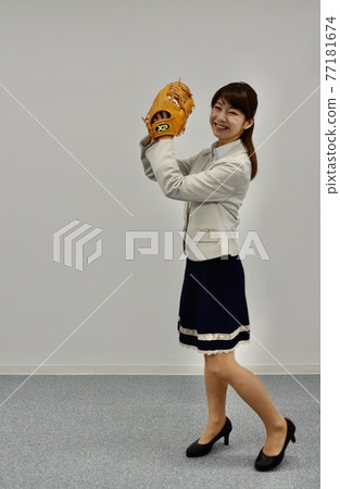 戴著棒球手套的女人 戴著棒球手套的女人 77181674