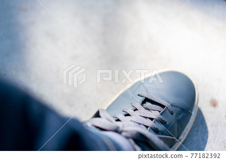 Men's feet in sneakers 77182392