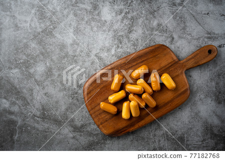 熏制的奶酪 77182768