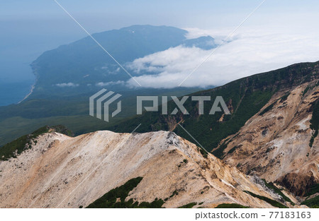 從根室海峽接近海霧的知床山 從根室海峽接近海霧的知床山 77183163