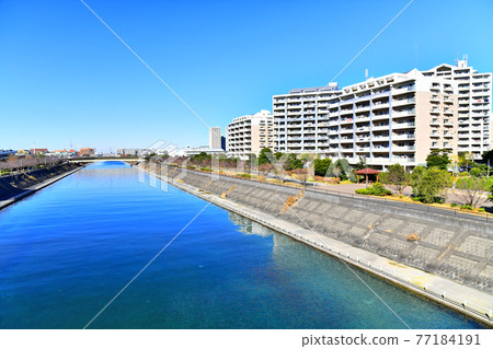 從明海大橋/堺川（千葉縣浦安市）眺望高須橋、明美之丘公園和海園町 [2020.12] 77184191