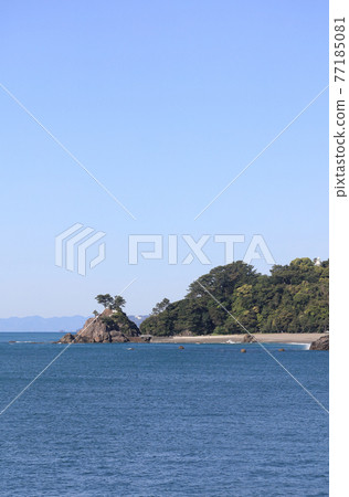 View of Tosa's Katsurahama from the sea side (the floating island phenomenon can be seen to the left of Cape Shimoryuto) 77185081