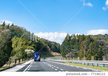 山口縣山陽高速公路上運行的觀光巴士 77186122