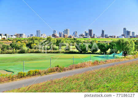 Looking toward Kawaguchi Station over Arakawa from the vicinity of Akabane Golf Club [2020.11] 77186127