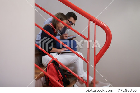 students use modern technology in school to create projects 77186316