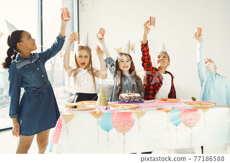 Group of kids celebrate birthday party 77186588