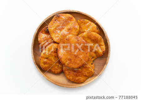 咸醬米果白色背景 77188045