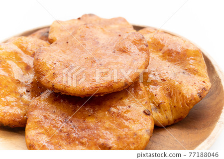 咸醬米果白色背景 77188046