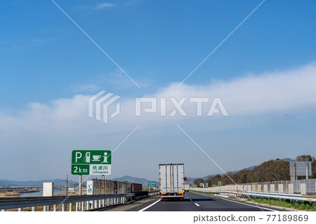 穿過山口縣防府市鯖川服務區的卡車 穿過山口縣防府市鯖川服務區的卡車 77189869