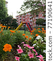 公寓公園的滑梯和花壇上的鮮花 77190641