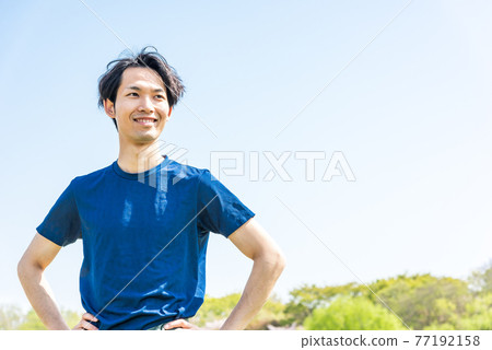 年輕人在公園跑步前伸展 年輕人在公園跑步前伸展 77192158