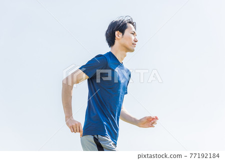 跑在公園的年輕人 跑在公園的年輕人 77192184