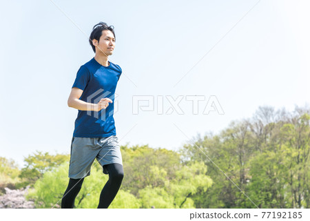 跑在公園的年輕人 跑在公園的年輕人 77192185