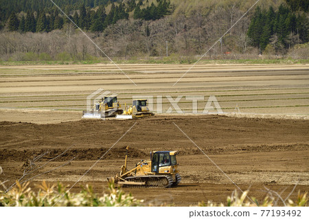 Photographing the scenery of field dressing work in Assabu-cho, Hokkaido in spring Photographing the scenery of field dressing work in Assabu-cho, Hokkaido in spring 77193492