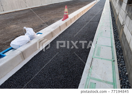Road paving work in progress 77194845