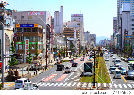 豐橋市、站前大通和電車的風景 77195690