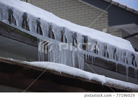 被冰柱變形的冷凍雨水槽 被冰柱變形的冷凍雨水槽 77196029