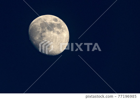 The night sky where the moon floats 77196985
