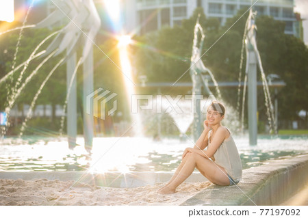 半美麗的女人坐在凱恩斯潟湖池 半美麗的女人坐在凱恩斯潟湖池 77197092