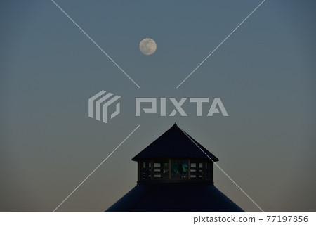 Hakushu-cho, Hokuto-shi, Road Station Hakushu Triangular roof top round moon (horizontal position) Hakushu-cho, Hokuto-shi, Road Station Hakushu Triangular roof top round moon (horizontal position) 77197856