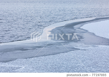 Partially frozen lake surface and snow Partially frozen lake surface and snow 77197893