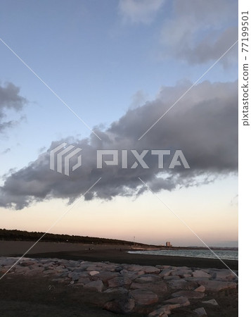 Clouds seen on the coast Clouds seen on the coast 77199501