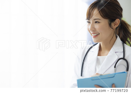 一件白色外套的女性醫生 77199720