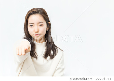 指向前面的一名婦女 指向前面的一名婦女 77201975