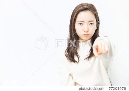 指向前面的一名婦女 77201976