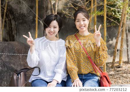 Young women and friends sightseeing in Kitsuki City on a girls' trip [Kitsuki City] 77203212