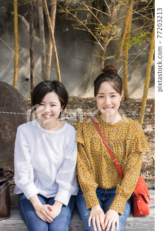 Young women and friends sightseeing in Kitsuki City on a girls' trip [Kitsuki City] 77203213