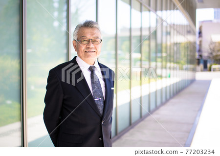 Businessman senior man outdoors Businessman senior man outdoors 77203234