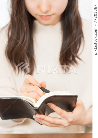 A woman taking a note A woman taking a note 77203367