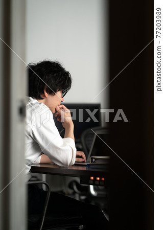 Businessman overtime 77203989