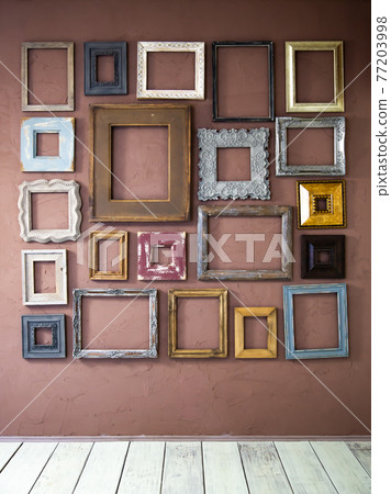 The wall of the room with the forehead 77203998