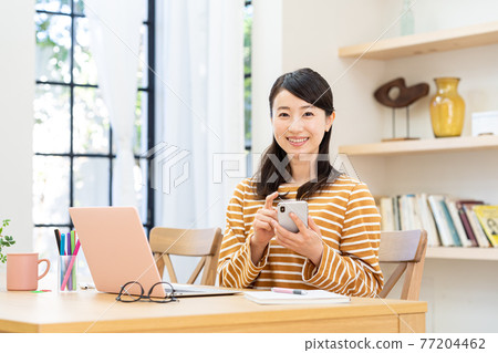 有一台計算機的一位夫人在客廳 77204462